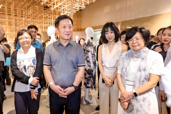 穿越时空的美学对话:红都“宋雅集裳”系列服装正式发布 配图24