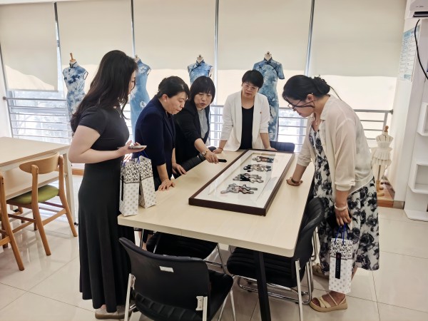 非遗课堂韵悠长 校企共绘文创梦