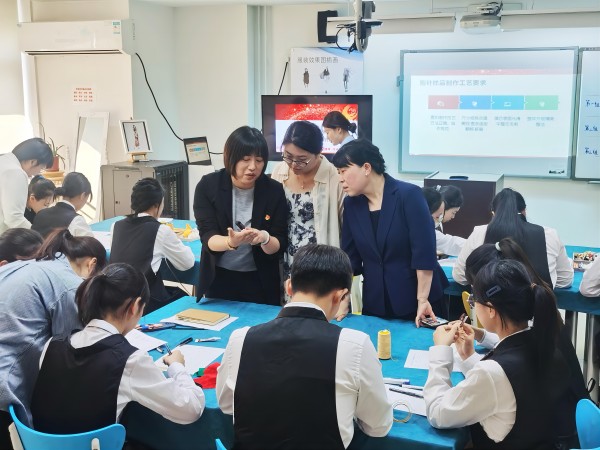 非遗课堂韵悠长 校企共绘文创梦 配图2