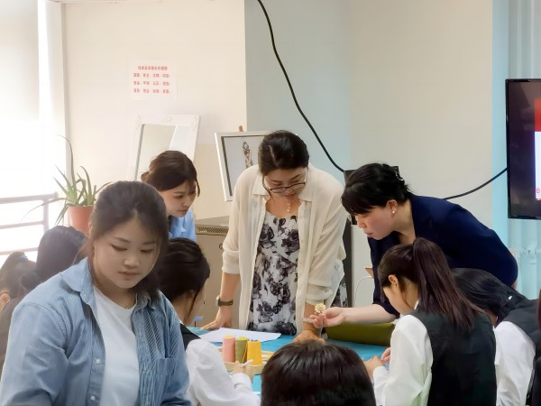 非遗课堂韵悠长 校企共绘文创梦 配图3