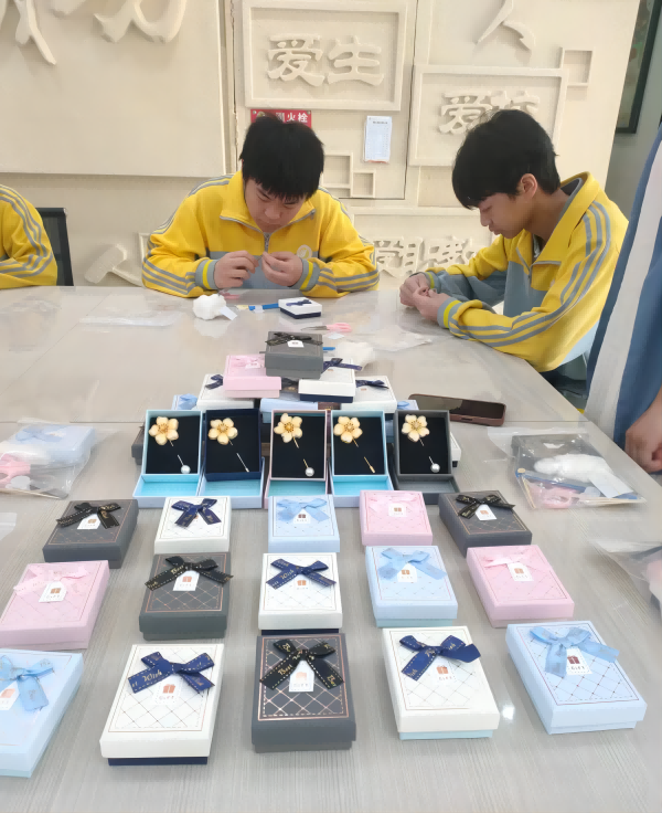 红都非遗进校园——盘扣梨花胸针 配图3