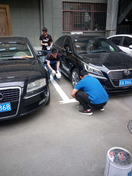 1527213039781617.jpg 好人好事-粉刷车位线 配图3