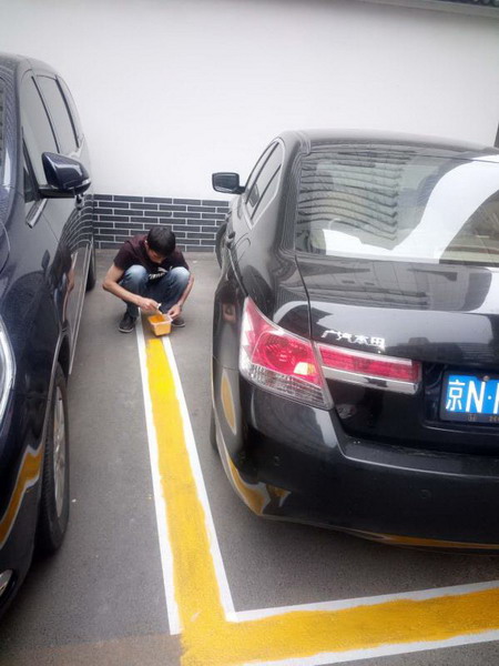 1527213039136537.jpg 好人好事-粉刷车位线 配图4